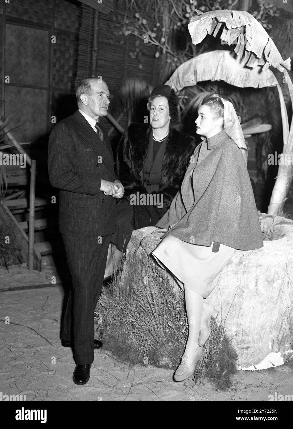 Field-Marshal Sir William Slim und Lady Slim unterhielten sich mit der Schauspielerin Patricia Neal (eine neue Star aus Hollywood) in einem Dschungel-Setting am Set des voreiligen Herzens in den Elstree Studios am 15. Februar 1949 Stockfoto
