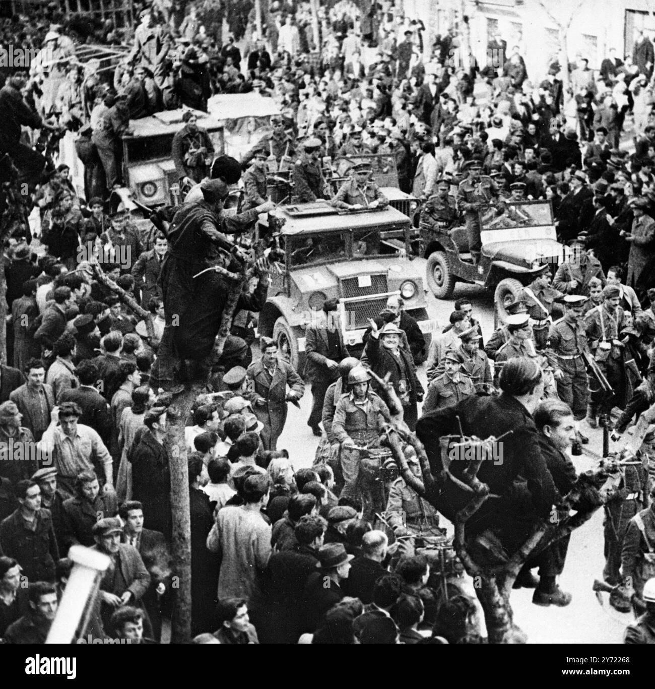 158 Gefangene Guerillas marschierten durch die Straßen von Salonica , auf denen sich fast die gesamte Stadtbevölkerung versammelt hatte, um die erbeuteten Überreste der fünfhundertachtzig Mann starken Bande zu bohren , die drei Nächte zuvor das Feuer eröffnet und die Stadt beschossen hatte . Nach drei Tagen Kämpfen war die Band fast vollständig ausgerottet . 164 Leichen wurden aus Schluchten , Berghängen und Wäldern gesammelt , durch die die Band verzweifelt versucht hatte zu fliehen . Unter den Gefangenen waren eine Reihe hochrangiger Guerillachefs und neun Frauen . Hier sehen wir eine Ladung gefangener Guerillawaffen. Stockfoto