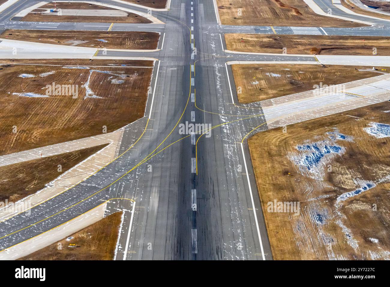 Asphalt und Start- und Landebahnen am Flughafen, Luftaufnahme im Winter Stockfoto