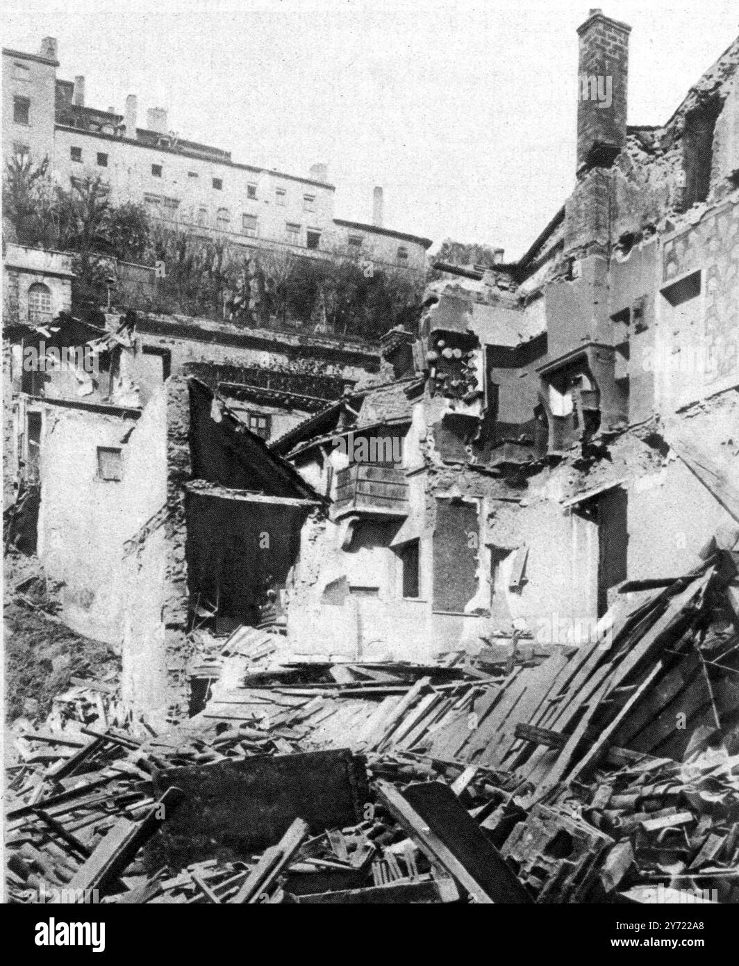 Die Erdrutschkatastrophe in Lyon, Frankreich. Das Foto zeigt das Chazeaux Hospital, das immer noch auf der Spitze des Hügels steht, mit einem verwüsteten Bereich von eingestürzten Gebäuden darunter. St. Jean am rechten Ufer der Saone in Lyon, Frankreich. 13. November 1930 Stockfoto