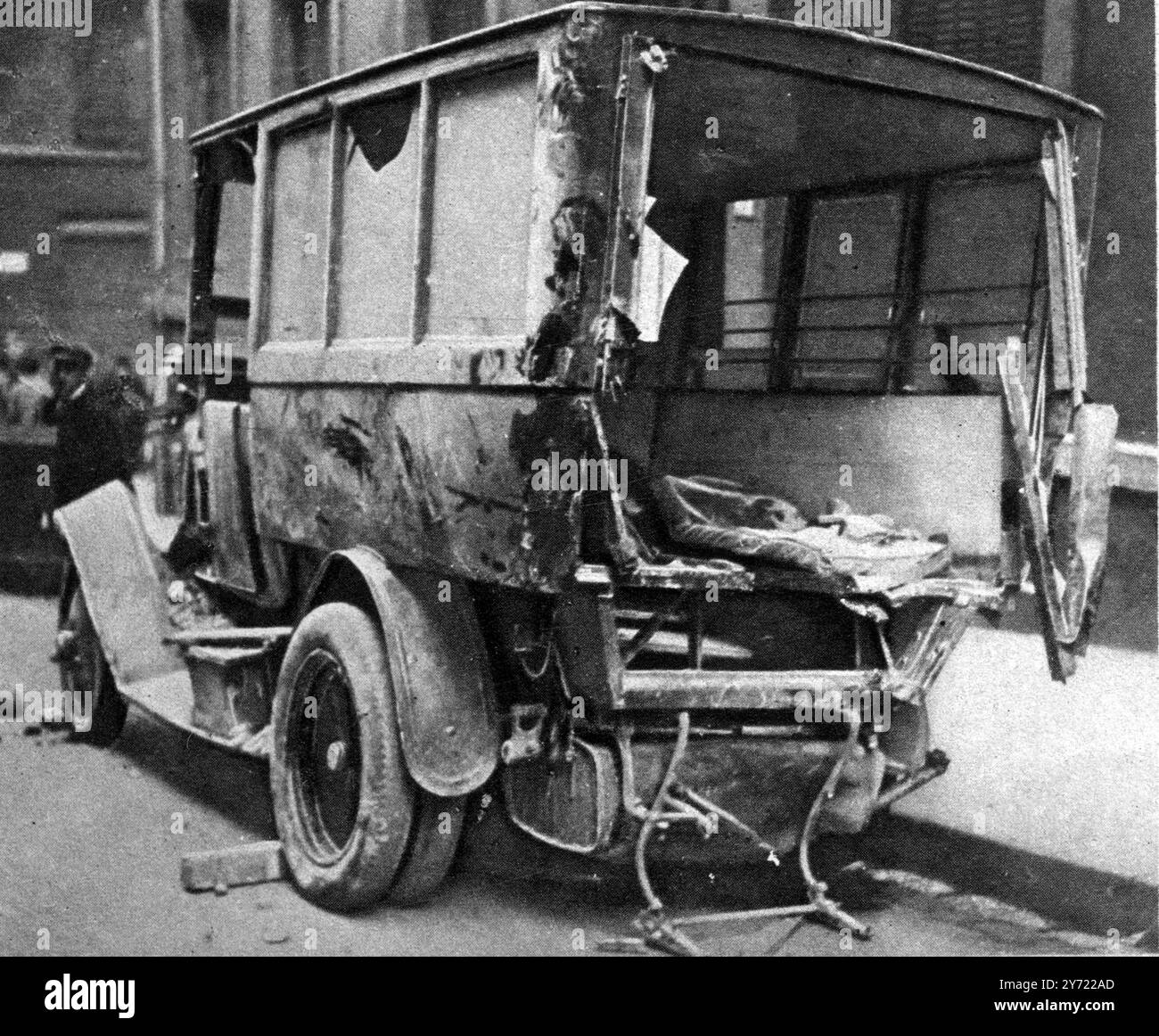Die Erdrutschkatastrophe in Lyon, Frankreich. Das Foto zeigt einen Krankenwagen, der durch herunterfallende Trümmer zerstört wurde und den Verletzten tötete, und die Rettungsmannschaft von Feuerwehrleuten und Rettungskräften, die er trug. St. Jean am rechten Ufer der Saone in Lyon, Frankreich. 13. November 1930 Stockfoto