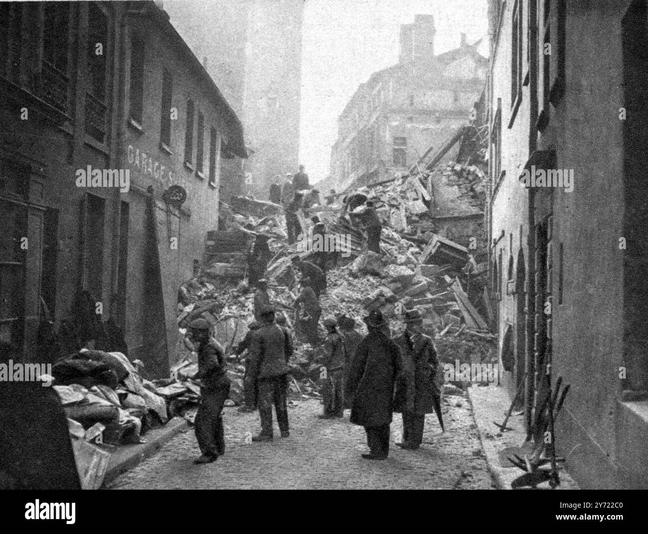 Die Erdrutschkatastrophe in Lyon, Frankreich. Das Foto zeigt einen Rettungsdienst auf einer Straße, die von einem Berg aus Erde und Trümmern blockiert ist. St. Jean am rechten Ufer der Saone in Lyon, Frankreich. 13. November 1930 Stockfoto