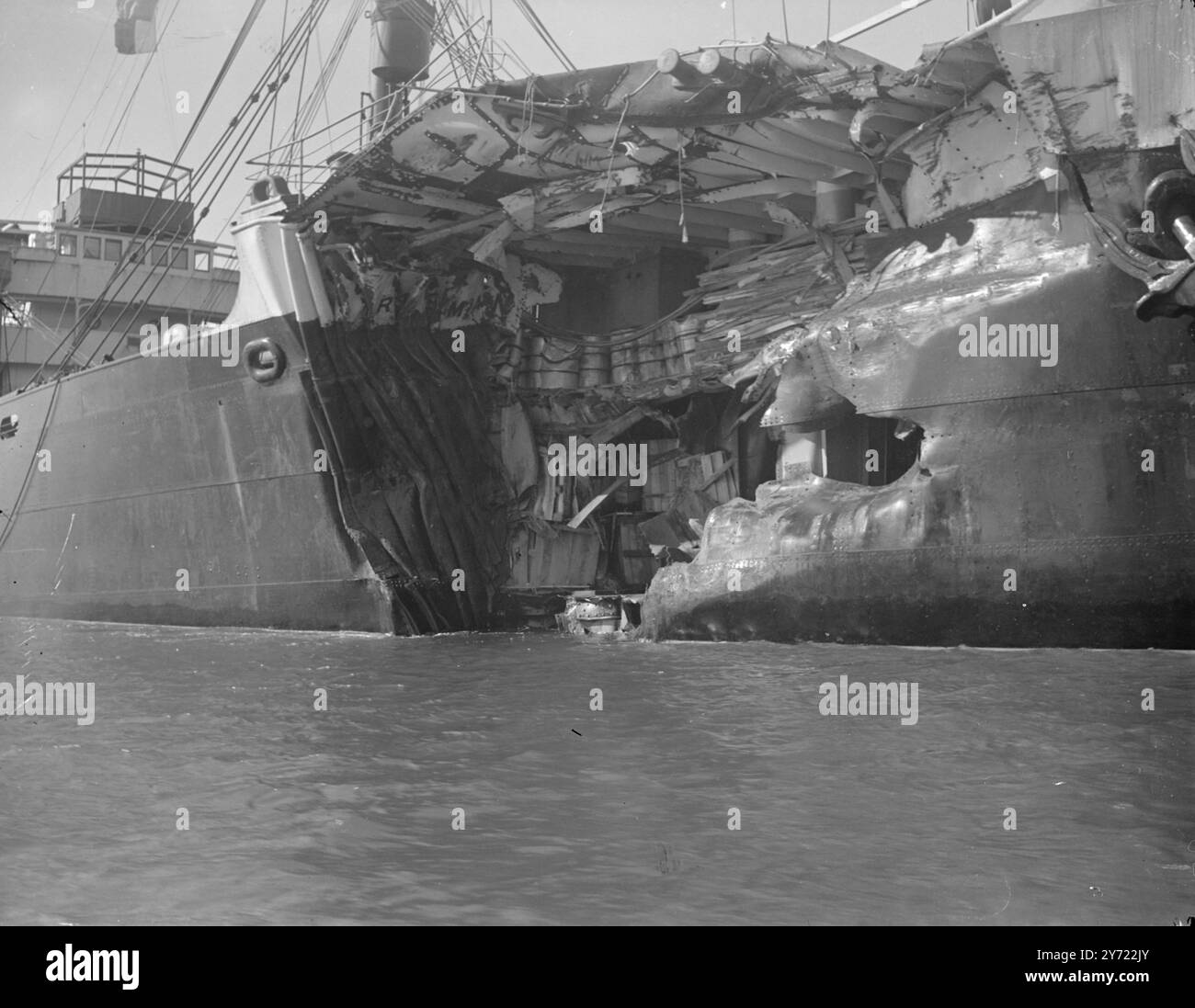 Seekollision im Nebeldampfer in Falmouth. Der britische Dampfer-Handwerker, der am Montagabend bei einem Zusammenstoß mit einem anderen Schiff in starkem Nebel vor der Stelle durch die Bögen schwer beschädigt wurde, ist gestern (Mittwoch) in Falmouth Harbour in Cornwall gelappt. Das Bild zeigt: Das klaffende Loch in den Bögen des Handwerkers, dargestellt in Falmouth, Cornwall, gestern. Fässer, Ballen und Holz, die Teil der Schiffsladung sind, sind im beschädigten Laderaum zu sehen. März 1948 Stockfoto