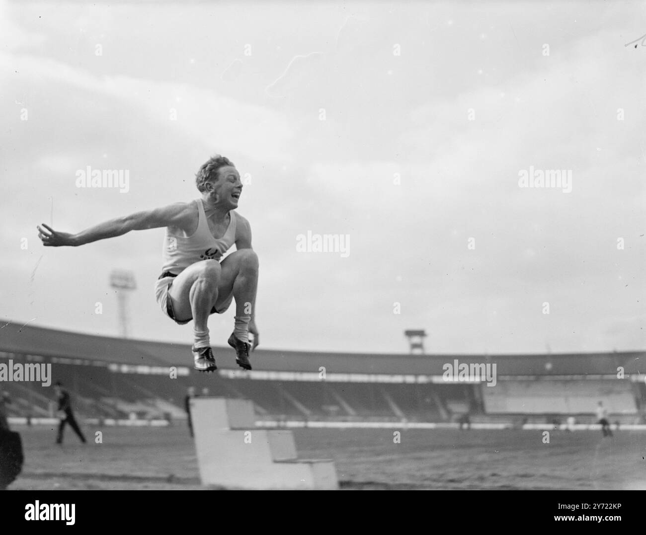 University Sports: Oxford Vs Cambridge. Oxford traf Cambridge beim 74. Leichtathletikspiel in der White City, London, heute Nachmittag (Samstag). Das Bild zeigt: J. N Saunders (Oxford) scheint sich zu amüsieren, als er am Long Jump Event in The White City am Nachmittag (Samstag) teilnimmt. März 1948. Stockfoto