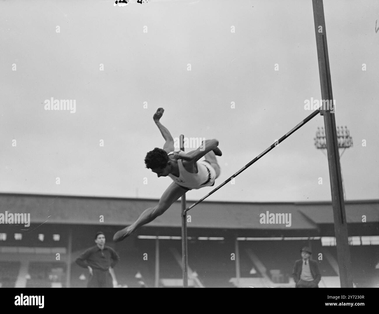 Airborne Prince K.K.T. Mara (Wadham), ein 1,5m großer Fidschi-Prinz, der am Samstag die Oxford University gegen Cambridge im Inter-Varsity Sports in der White City, London, vertritt, sah heute während des Trainings für den Wettkampf mit großem Stil springen. März 1948. Stockfoto