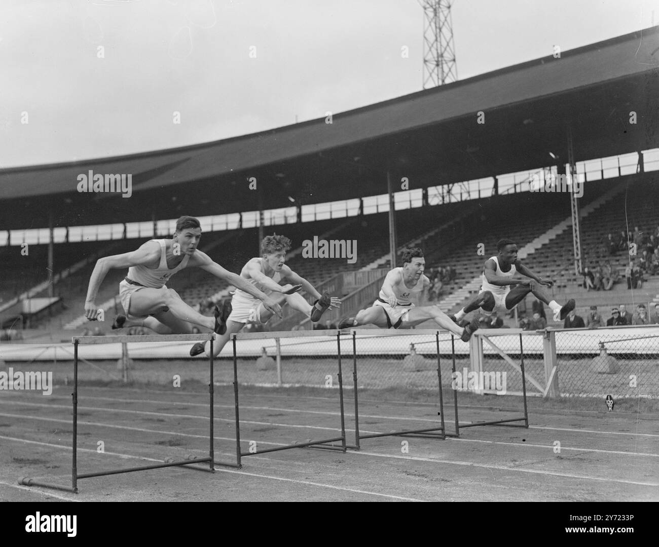 University Sports: Oxford Vs Cambridge. Oxford traf Cambridge beim 74. Leichtathletikspiel in der White City, London, heute Nachmittag (Samstag). Das Bild zeigt: Der Beginn der 120 Yards Hürdenaktion in der White City heute Nachmittag (Samstag). Von links nach rechts sind Barkway (Gewinner) von Oxford, Ross-Russell (cambridge), Dixon (Oxford) und T. Ansah, Cambridge. März 1948. Stockfoto