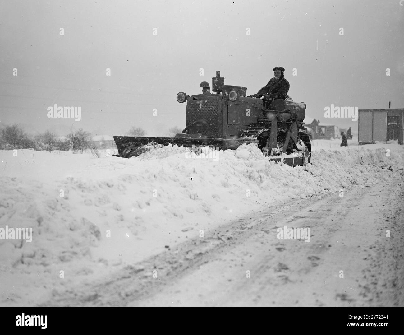 Schnee Bindet Den Verkehr: Planierraupen Aus. Der Schnee in den Londoner Vororten und der immer noch stark abfallende Schnee sorgten dafür, dass die Straßen immer unpassierbarer wurden. In den Gebieten Addington und Shirley in Surrey wurden Bullendozer in Betrieb genommen, um die Straßen offen zu halten. 21. Februar 1948. Stockfoto