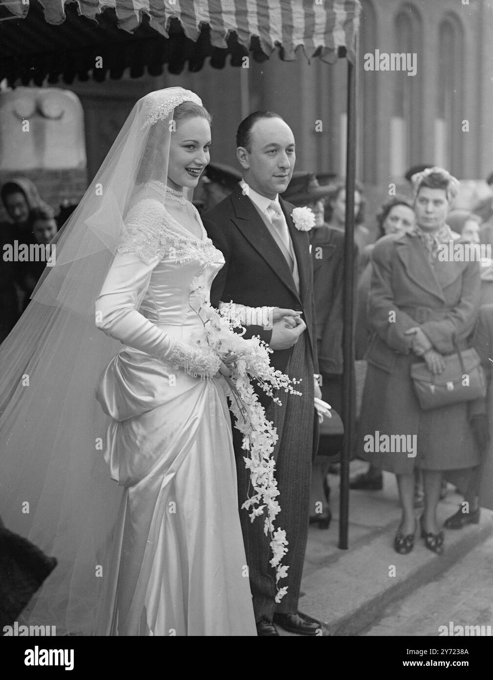 Wehen M.. P heiratet. Herr John Lewis, Labour M.. P for Bolton war heute Nachmittag (Dienstag) in der Hampstead Synagoge in London mit Miss Joy Jocille Fletcher verheiratet, die einzige Tochter von Mr. Und Mrs. Horace Fletcher aus Finchley Road, NW. Herr Lewis, der 33 Jahre alt ist, ist Direktor von Rubber Improvement, Ltd. Und ist Miterfinder eines Verfahrens zur Rückgewinnung von Gummi. Er wurde in London geboren und ist ein freier Mann der Carmen Company. Als Sponsor der Boxenmeisterschaften des Kohleverbandes führte er kürzlich einen erfolgreichen Angriff auf das Boxbrett für die Überarbeitung des Farbbalkens in Britis an Stockfoto