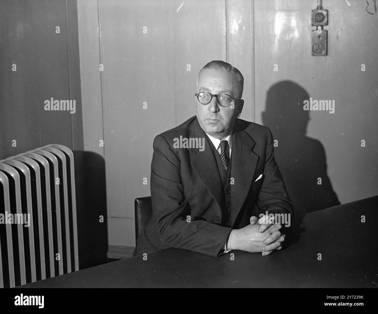 Yorkshireman Erhält Den Flail Tank Award. Edward Crown, Geschäftsführer eines Landmaschinenunternehmens in Selby, yorkshire, stellt heute (Montag) in London einen Anspruch vor der Royal Commission on Awards an Erfinder. Mr. Crowns Behauptung betrifft die Anti-Minen-Räumungsvorrichtung. 1919-1922 war er an einer experimentellen Arbeit für das Kriegsministerium beteiligt. Das Bild zeigt: Herr Edward Crown, im Somerset House, London Today. (Montag). März 1948. Stockfoto