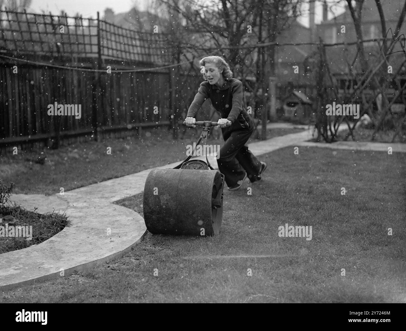 Ihr Auge Auf Den Ballsaal. Die Hausfrau mit ihrem Auge und ihren Füßen auf dem Ballsaal tanzende Krone Großbritanniens ist Mrs. Jean Holloway aus Stamford Brook, Gewinnerin des Finale der Eastern Area in London und Home Counties im National Forum Queen Contest. Hausfrau Jean, deren Partner ihr Mann ist, hat auch gute Verwendung für das neue, elegante Huttuch-Outfit aus den West End Modehäusern, das Radiogramm, den Schönheitsschatulle und die schöne Silbertrophäe. Der Kauf im Wert von €100 und der 14-tägige Urlaub, der im ersten Preis enthalten ist, wird ebenfalls „praktisch“ sein, dass Jean um das Wasser im Grand fi wetteifern wird Stockfoto