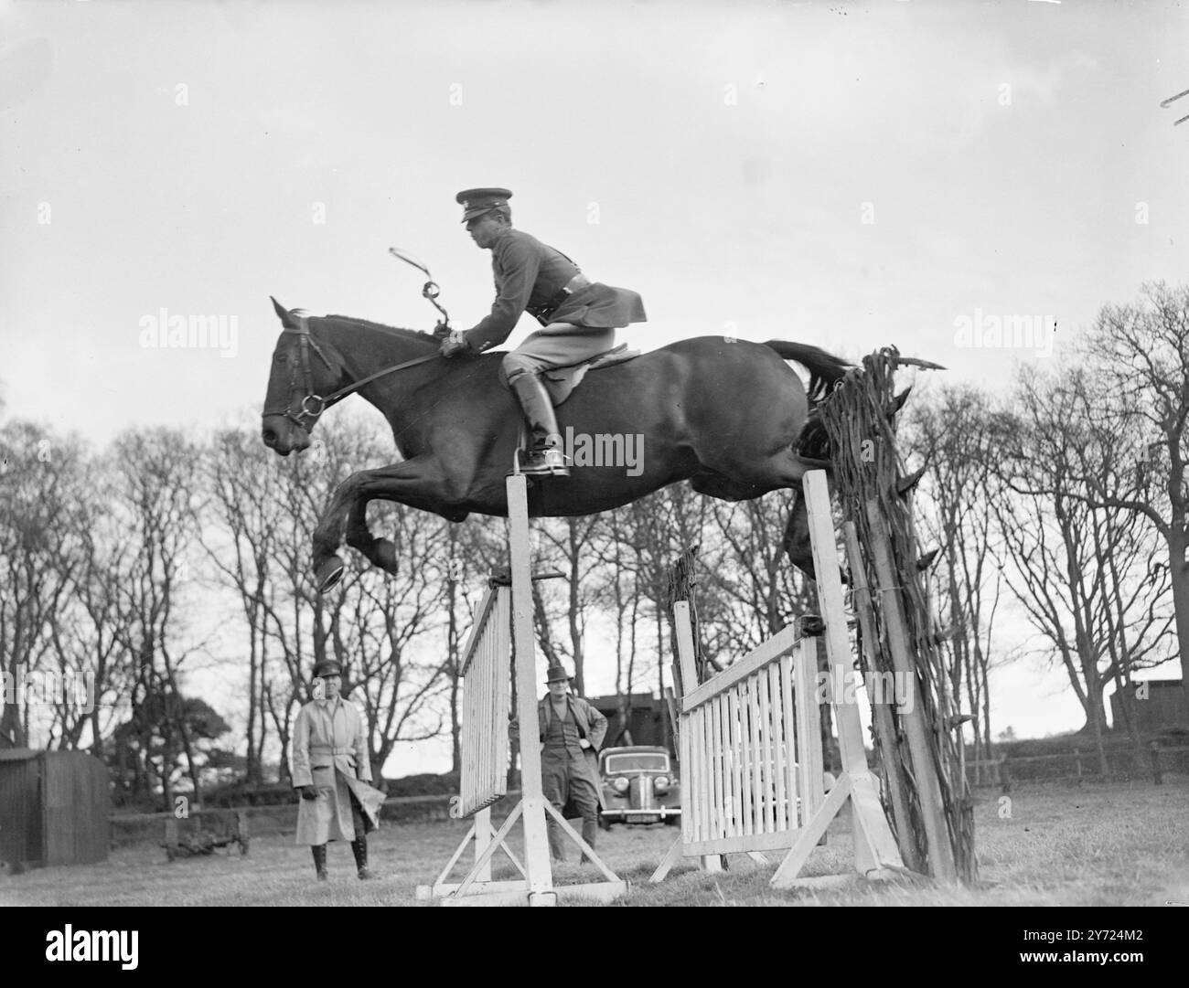 Das Bild zeigt: 'Zweimal über' Major A.. Carr, 5. Inniskill Dragoons, nimmt ein doppeltes Hindernis auf 'Rufus', während des Olympischen Trainings in Aldershot heute (Donnerstag). Major Carr, Mitglied des britischen Teams in Irland, gewann letztes Jahr den Einzelwettbewerb um die Irish Trophy. April 1948. Stockfoto