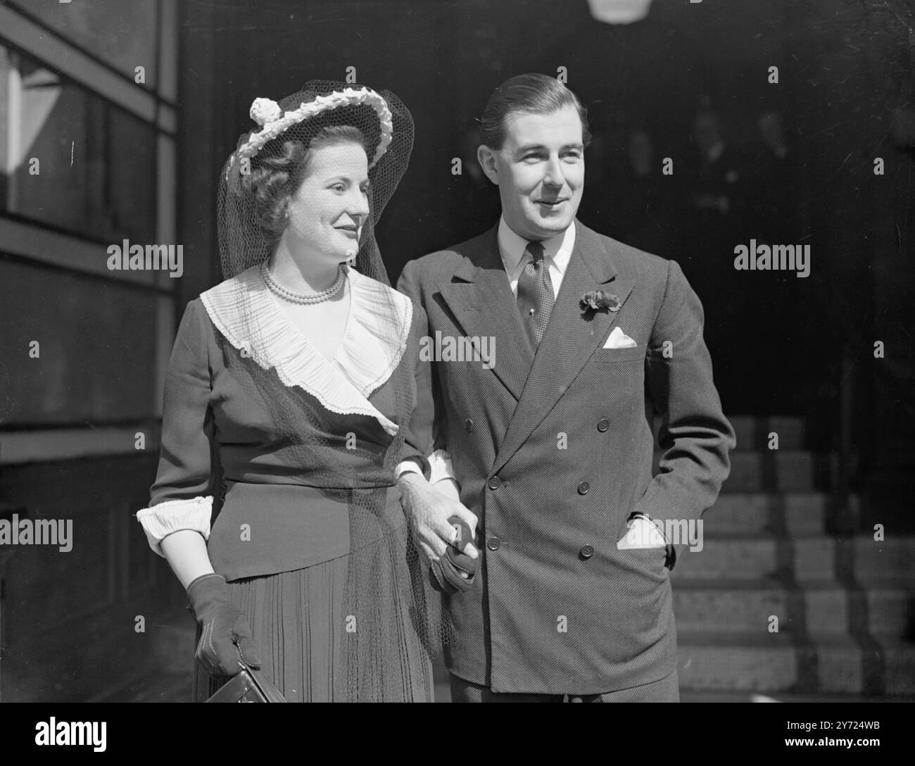 Die Hochzeit von Hon Juliana Evelyn Curzon, 19-jähriger Tochter des Viscount Scarsdale und George Derek Stanley-Smith, 27-jähriger Londoner Versicherungsmakler, fand heute (Montag) im Caxton Hall Register Office in London statt. Die Braut ist die große Neigung des berühmten Marquis Curzen von Kedleston und Lord Scarsdales' dritter Tochter. Das Bild zeigt: Die lächelnde Braut, die heute (Montag) nach der Zeremonie in Caxton Hall abgebildet wird. April 1948. Stockfoto