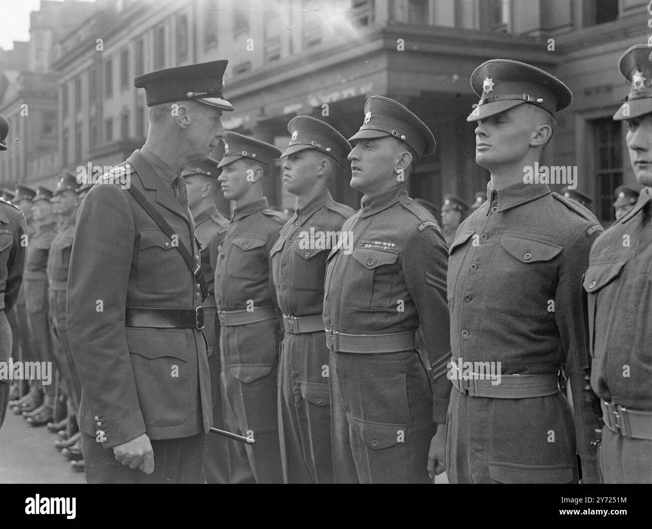 Das 2. Bataillon der Coldstream Guards marschierte heute Morgen (Freitag) in den Wellington Barracks in London, um die St. George's Day. Sie wurden vom Oberst des Regiments, General Sir Charles Lloyd, inspiziert, der fünf ihrer Mitglieder Langzeit-Medaillen überreichte und anschließend den Gruß bei einem Märchtevergange nahm. General Sir Charles Lloyd hält an, um sich mit CPL Reeves während der Parade in Wellington Barracks zu unterhalten. - 23. April 1948 Stockfoto