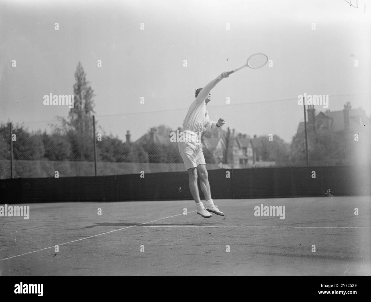 F.H.Renouf aus Neuseeland im Spiel gegen J. Schemieil aus Ägypten, den er in den Men's Singles der Sutton Hard Courts Championships besiegte, die heute (Montag) in Sutton, Surrey, eröffnet wurden. April 1948. Stockfoto