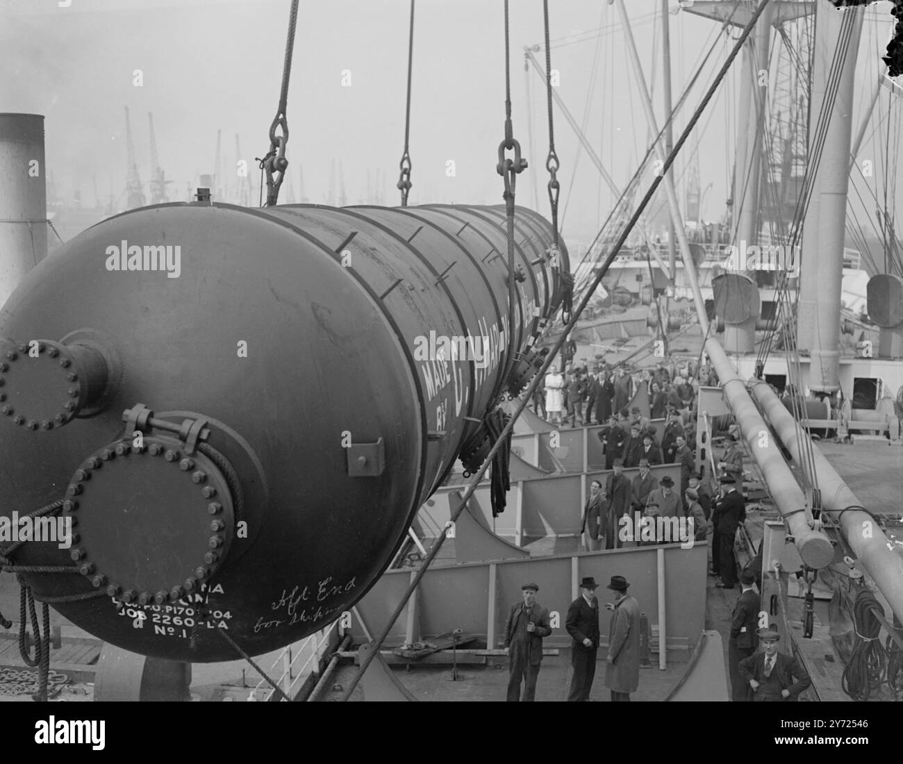 Einer der spektakulärsten „Lifte“ in der Geschichte des Hafens von London fand heute (Sonntag) an den Royal Albert Docks statt, als eine 108 Tonnen schwere, 84 Meter hohe Säule an Bord des Royal Mail Cargo-Liners „Loch Ryan“ geladen wurde. Die Spalte ist für die Ölraffinerie der Shell Company in Venezuela gebunden und stellt eine große Einsparung in Dollar für dieses Land dar. Es wurde in den Werken von Msrs gebaut. G. Harvey & Co. Aus London. Das Bild zeigt: 11 Fuß im Durchmesser und 84 Meter lang, die riesige Säule ruht auf einem speziellen Stahlbett an Bord des 'Loch Ryan', auf der R. A Dock, heute (Sonntag). April Stockfoto