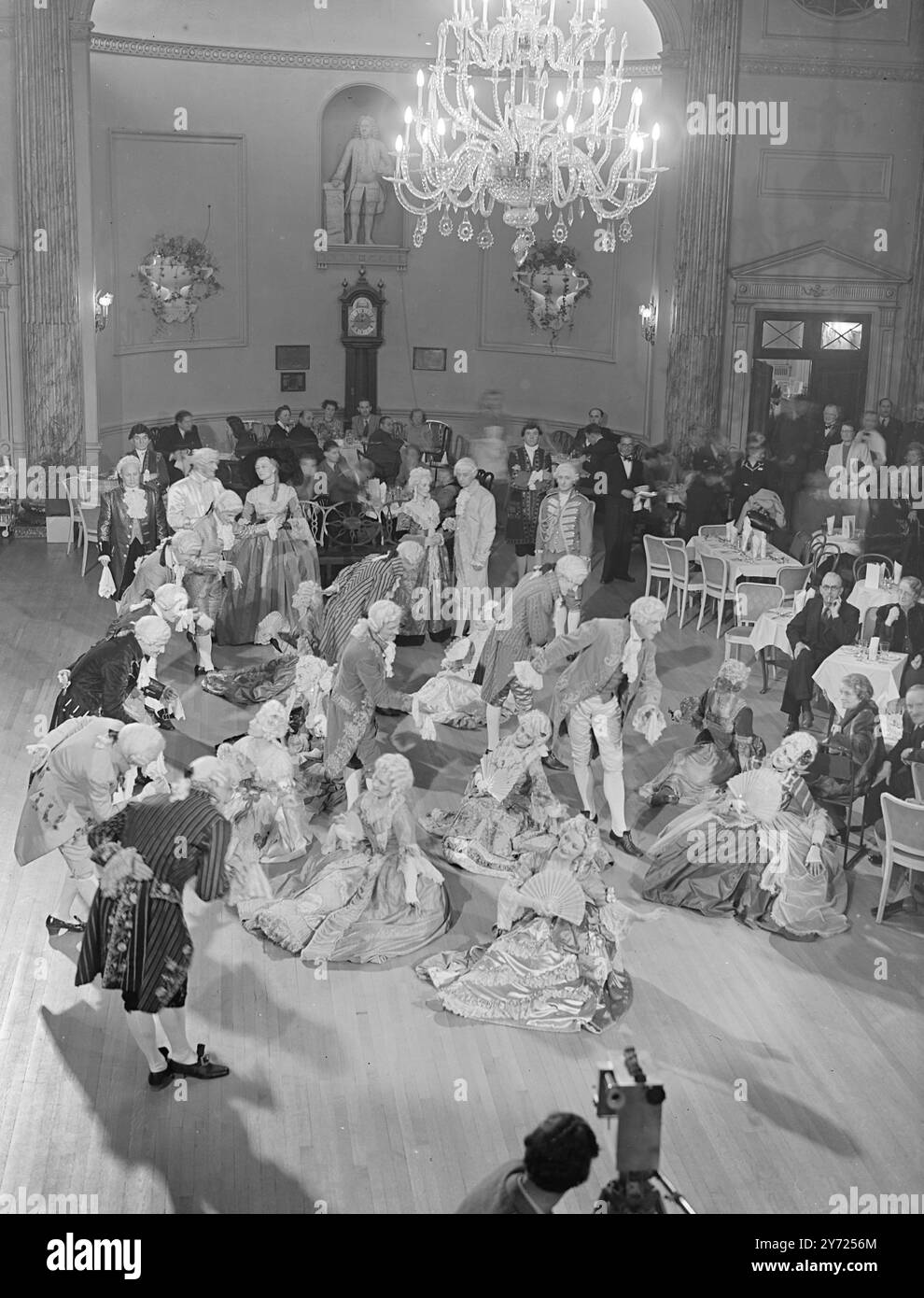 Der Grand Pump Room in Bath erlebt einen Teil seiner vergessenen Pracht wieder, während Tänzer aus Beau Nash, Sarah Siddons, David Garrick und vielen anderen berühmten Regency-Figuren in Kostümen für den georgischen Ball Proben, der am 1. Mai die Bath Assembly zu einem passenden Abschluss bringen wird. April 1948 Stockfoto