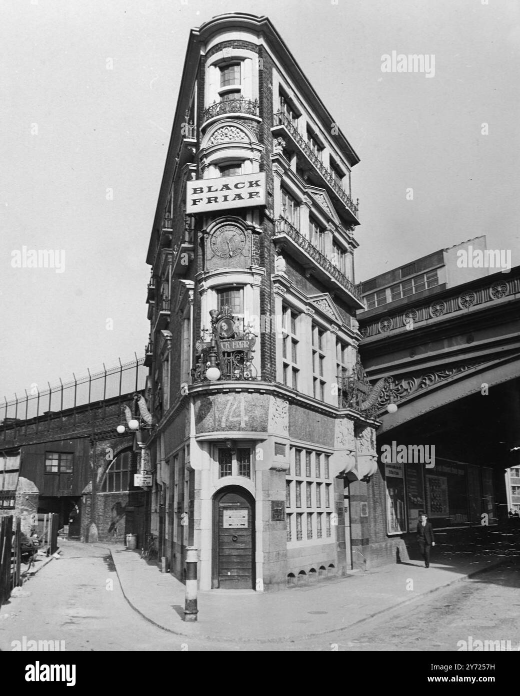 Londons flaches Eisengebäude - der Black Friar Pub an der Kreuzung von Queen Victoria Street und New Bridge Street. Das 1870 erbaute Gebäude ist durch die für 1967 vorgeschlagene Entwicklung bedroht (es wurde durch eine Kampagne unter der Leitung von Sir John Betjeman vor dem Abriss gerettet). 24. März 1966 Stockfoto