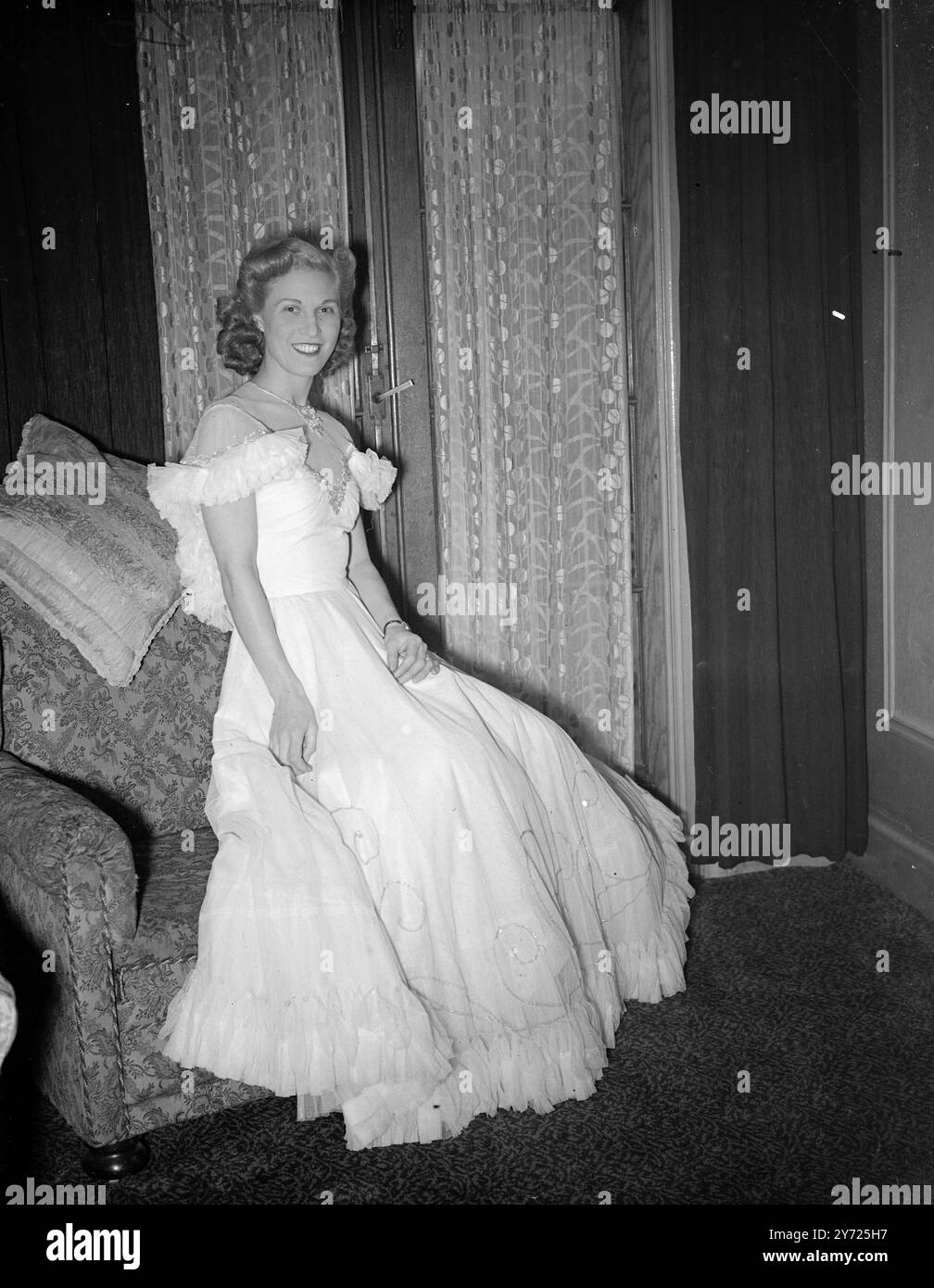 Ihr Auge Auf Den Ballsaal. Die Hausfrau mit ihrem Auge und ihren Füßen auf dem Ballsaal tanzende Krone Großbritanniens ist Mrs. Jean Holloway aus Stamford Brook, Gewinnerin des Finale der Eastern Area in London und Home Counties im National Forum Queen Contest. Hausfrau Jean, deren Partner ihr Mann ist, hat auch gute Verwendung für das neue, elegante Huttuch-Outfit aus den West End Modehäusern, das Radiogramm, den Schönheitsschatulle und die schöne Silbertrophäe. Der Kauf im Wert von €100 und der 14-tägige Urlaub, der im ersten Preis enthalten ist, wird ebenfalls „praktisch“ sein, dass Jean um das Wasser im Grand fi wetteifern wird Stockfoto