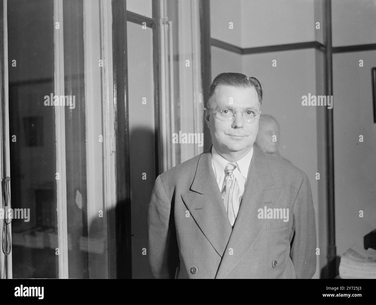 Der Anwalt aus Indiana, der heute im Büro des American Council in Bristol abgebildet ist, ist Mr. James Dawson, amerikanischer Anwalt aus Indiana, der hier angekommen ist, um Ex-GI zu helfen, wegen Mordes an seiner kleinen Tochter. Die Bürger von Indianapolis, Eduards Heimatstadt, haben Dawsons Reise finanziert. Laut britischem Gesetz kann er den Angeklagten nicht am Montag vor Gericht in Trowbridge, Wilts, vertreten. 13. Februar 1948 Stockfoto