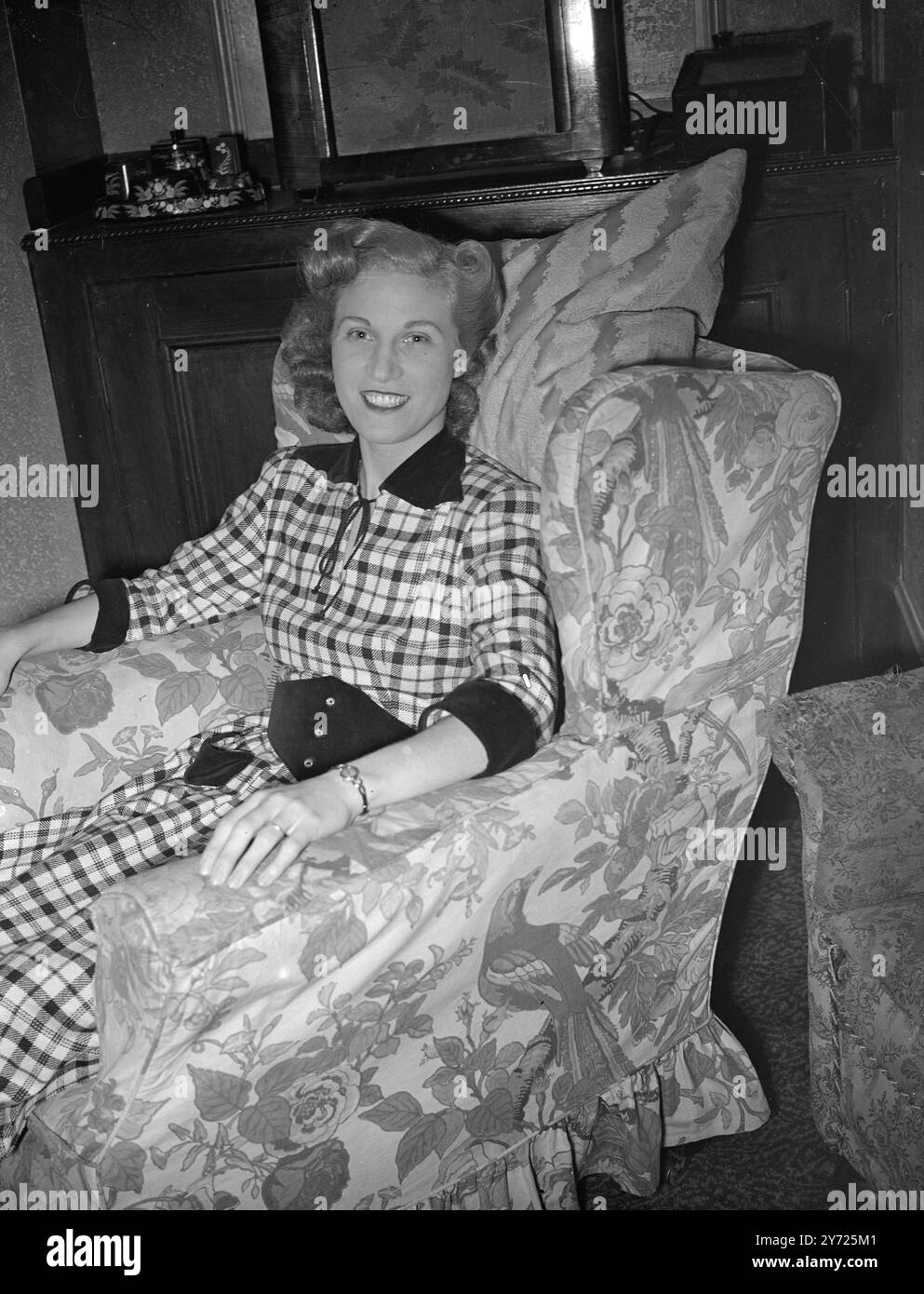 Ihr Auge Auf Den Ballsaal. Die Hausfrau mit ihrem Auge und ihren Füßen auf dem Ballsaal tanzende Krone Großbritanniens ist Mrs. Jean Holloway aus Stamford Brook, Gewinnerin des Finale der Eastern Area in London und Home Counties im National Forum Queen Contest. Hausfrau Jean, deren Partner ihr Mann ist, hat auch gute Verwendung für das neue, elegante Huttuch-Outfit aus den West End Modehäusern, das Radiogramm, den Schönheitsschatulle und die schöne Silbertrophäe. Der Kauf im Wert von €100 und der 14-tägige Urlaub, der im ersten Preis enthalten ist, wird ebenfalls „praktisch“ sein, dass Jean um das Wasser im Grand fi wetteifern wird Stockfoto