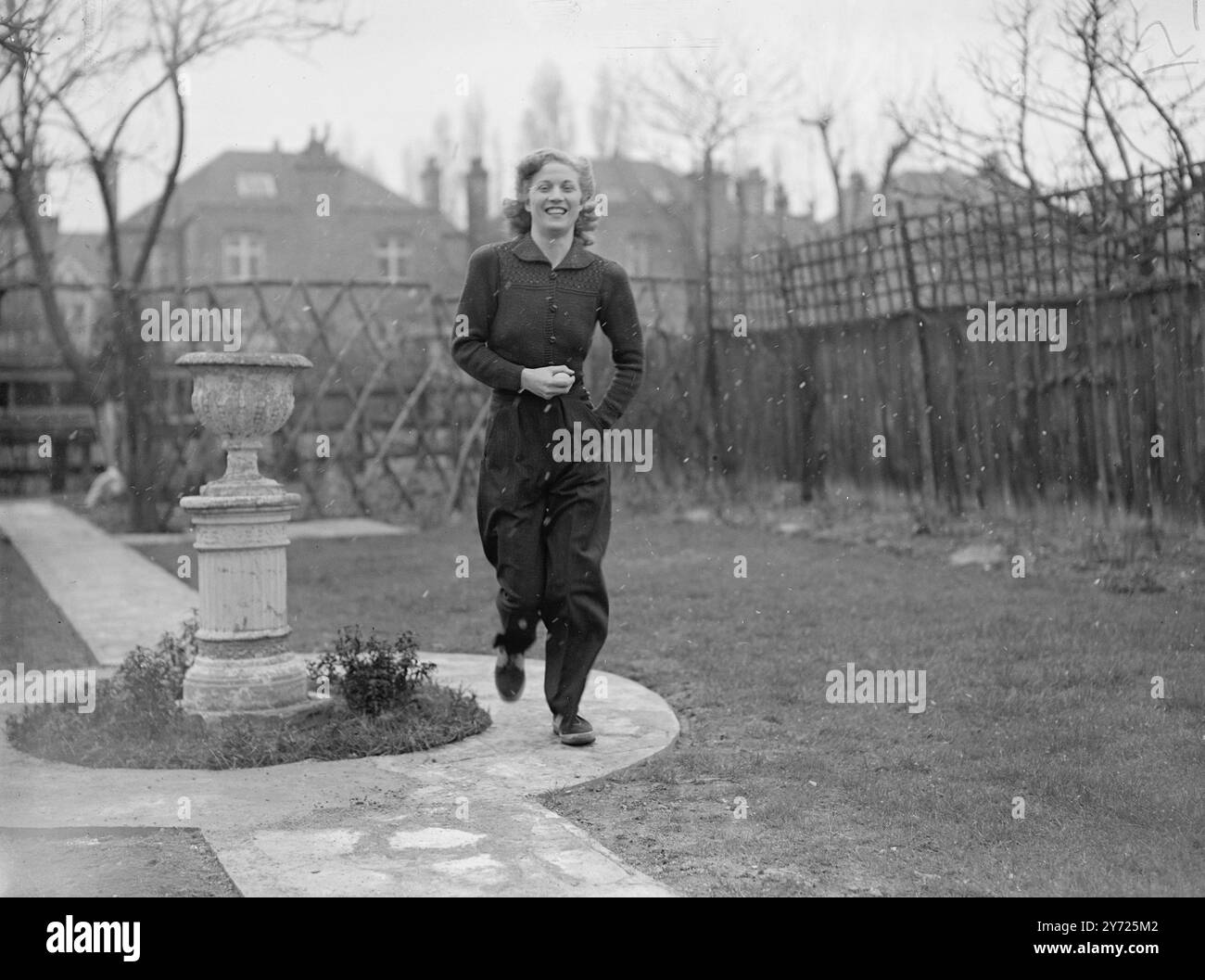 Tanzen für Eine Krone. Die Hausfrau mit ihrem Auge und ihren Füßen auf dem Ballsaal tanzende Krone Großbritanniens ist Mrs. Jean Holloway aus Stamford Brook, Gewinnerin des Finale der Eastern Area in London und Home Counties im National Forum Queen Contest. Hausfrau Jean, deren Partner ihr Mann ist, hat auch gute Verwendung für das neue, elegante Huttuch-Outfit aus den West End Modehäusern, das Radiogramm, den Schönheitsschatulle und die schöne Silbertrophäe. Der Kauf im Wert von €100 und der 14-tägige Urlaub, der im ersten Preis enthalten ist, wird ebenfalls „praktisch“ sein, dass Jean im Grand Final A um das Wasser wetteifern wird Stockfoto