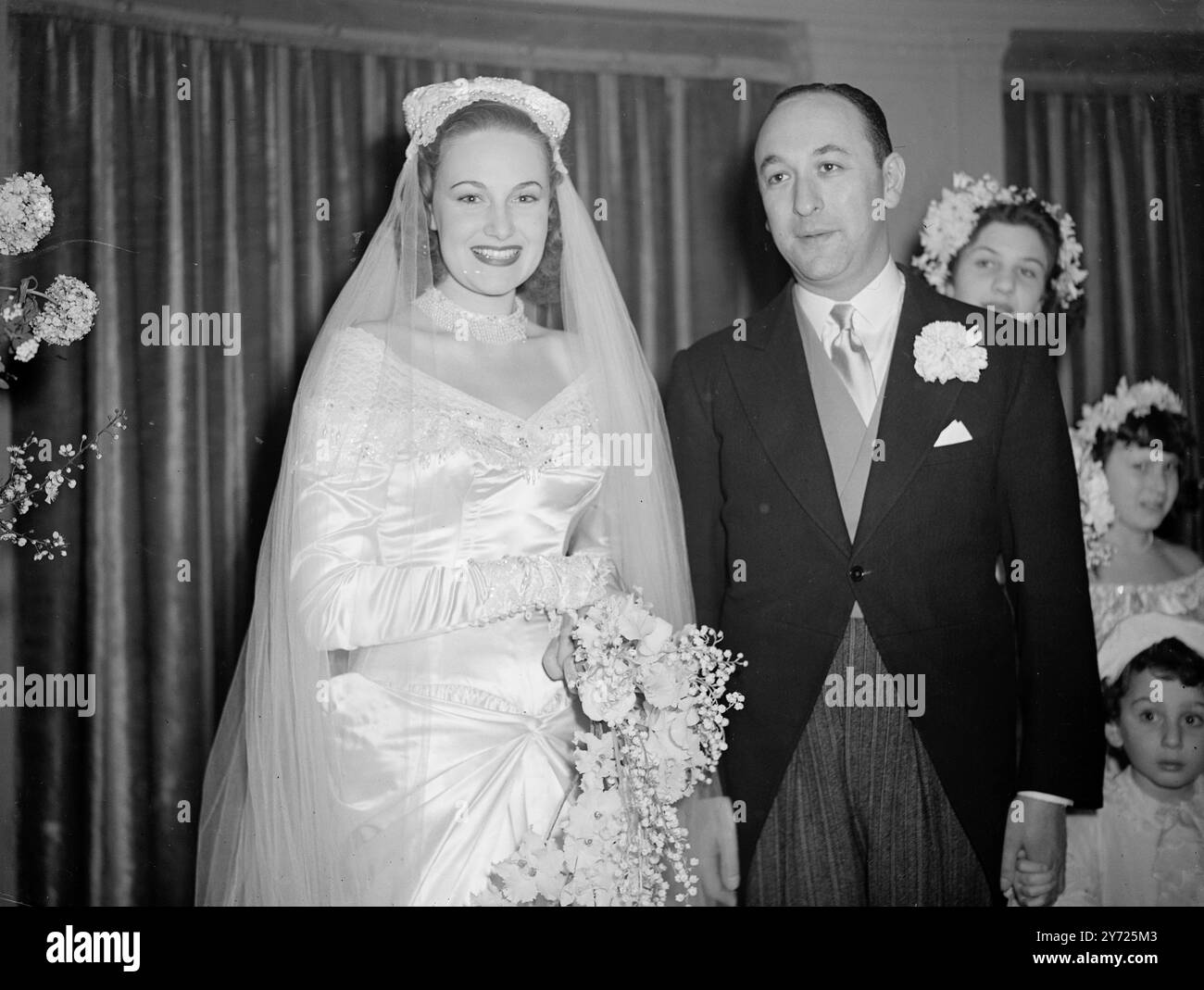 Wehen M.. P heiratet. Herr John Lewis, Labour M.. P for Bolton war heute Nachmittag (Dienstag) in der Hampstead Synagoge in London mit Miss Joy Jocille Fletcher verheiratet, die einzige Tochter von Mr. Und Mrs. Horace Fletcher aus Finchley Road, NW. Herr Lewis, der 33 Jahre alt ist, ist Direktor von Rubber Improvement, Ltd. Und ist Miterfinder eines Verfahrens zur Rückgewinnung von Gummi. Er wurde in London geboren und ist ein freier Mann der Carmen Company. Als Sponsor der Boxenmeisterschaften des Kohleverbandes führte er kürzlich einen erfolgreichen Angriff auf das Boxbrett für die Überarbeitung des Farbbalkens in Britis an Stockfoto