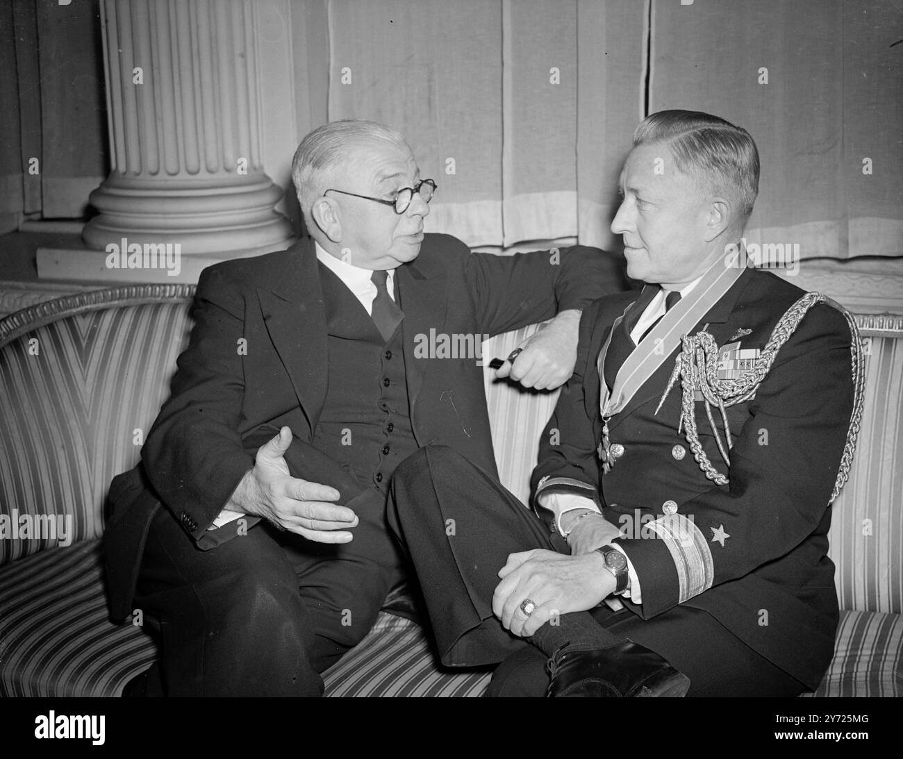 Ausländische Marineoffiziere Bei Der Admiralität Geehrt. Der erste Lord der Admiralität, Viscount Hall, überreichte heute Abend (Dienstag) britische Auszeichnungen an eine Reihe ausländischer Marineoffiziere. Der Marineoffizier der Vereinigten Staaten, Frankreichs, Norwegens und Griechenlands erhielt die C. B. E. (Militärdivision), und die O. B. E. (Militärdivision) wurde zwei französischen Marineoffizieren für Dienste während der Mauer vorgestellt. Das Bild zeigt: Herr A.V. Alexander, der Verteidigungsminister und erste Lord der Admiralität aus Kriegszeiten, plaudert über alte Zeiten mit dem Commodore Tully Shelley, Marineattache in der Vereinigten Staaten Stockfoto