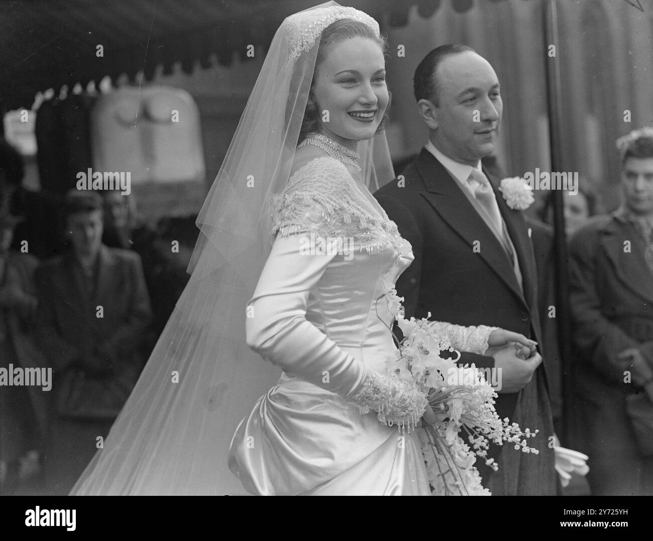 Wehen M.. P heiratet. Herr John Lewis, Labour M.. P for Bolton war heute Nachmittag (Dienstag) in der Hampstead Synagoge in London mit Miss Joy Jocille Fletcher verheiratet, die einzige Tochter von Mr. Und Mrs. Horace Fletcher aus Finchley Road, NW. Herr Lewis, der 33 Jahre alt ist, ist Direktor von Rubber Improvement, Ltd. Und ist Miterfinder eines Verfahrens zur Rückgewinnung von Gummi. Er wurde in London geboren und ist ein freier Mann der Carmen Company. Als Sponsor der Boxenmeisterschaften des Kohleverbandes führte er kürzlich einen erfolgreichen Angriff auf das Boxbrett für die Überarbeitung des Farbbalkens in Britis an Stockfoto