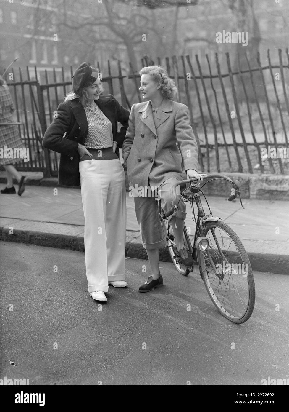 Feiertagsparade. Führende britische Modehäuser haben ihr Talent gebündelt, um eine glamouröse Show von Urlaubsmode zu bieten, die Sie auf der „Health and Holidays Exhibition“ sehen werden, die am 23. Februar in Earls Court eröffnet wird Hier sind einige der Modelle, die heute Morgen in London gezeigt werden und die neuesten Kostüme für eine Vielzahl von Sportarten zeigen. 16. Februar 1948. Stockfoto