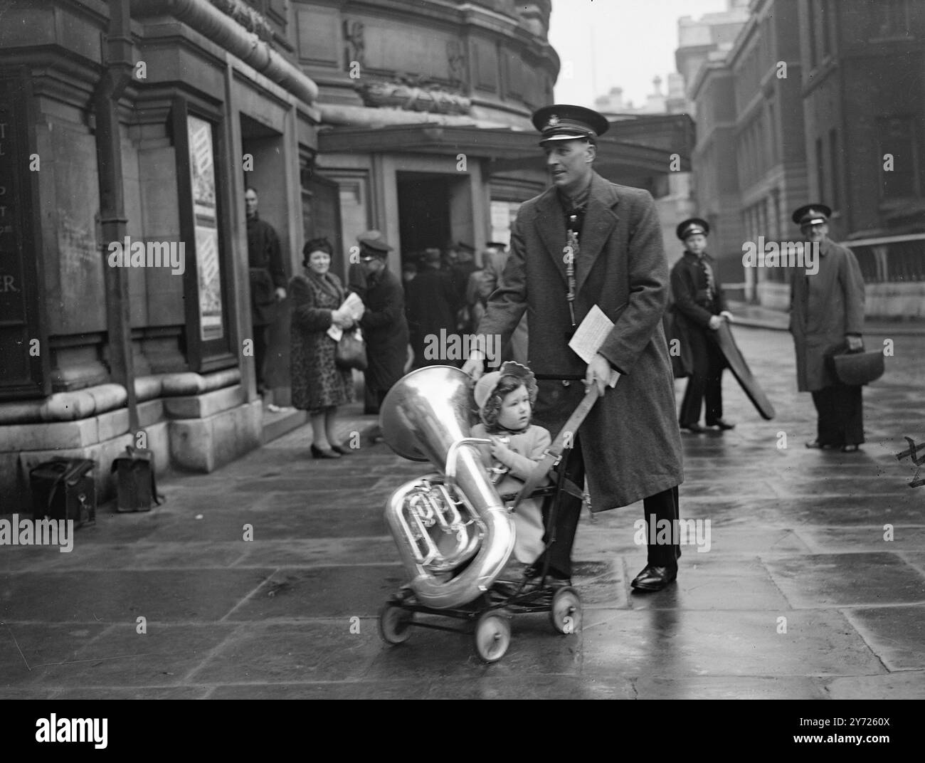 SAMSTAG BANDSTAND 72 Bläserbands aus Countys in ganz Südengland versammelten sich heute (Samstag) in Central Hall in Westminster für den Qualifikationswettbewerb der London and Southern Counties Area bei der National Brass Band Championship of Great Britain 1948. DAS BILD ZEIGT: Litlle MAUREEN SCOTT sorgt für den Transport ihrer Väter Bass, als sie heute Morgen in der Central Hall ankommen. Bandsman T. W. Scott gehört zur Margate Silver Band. 7. Februar 1948 Stockfoto