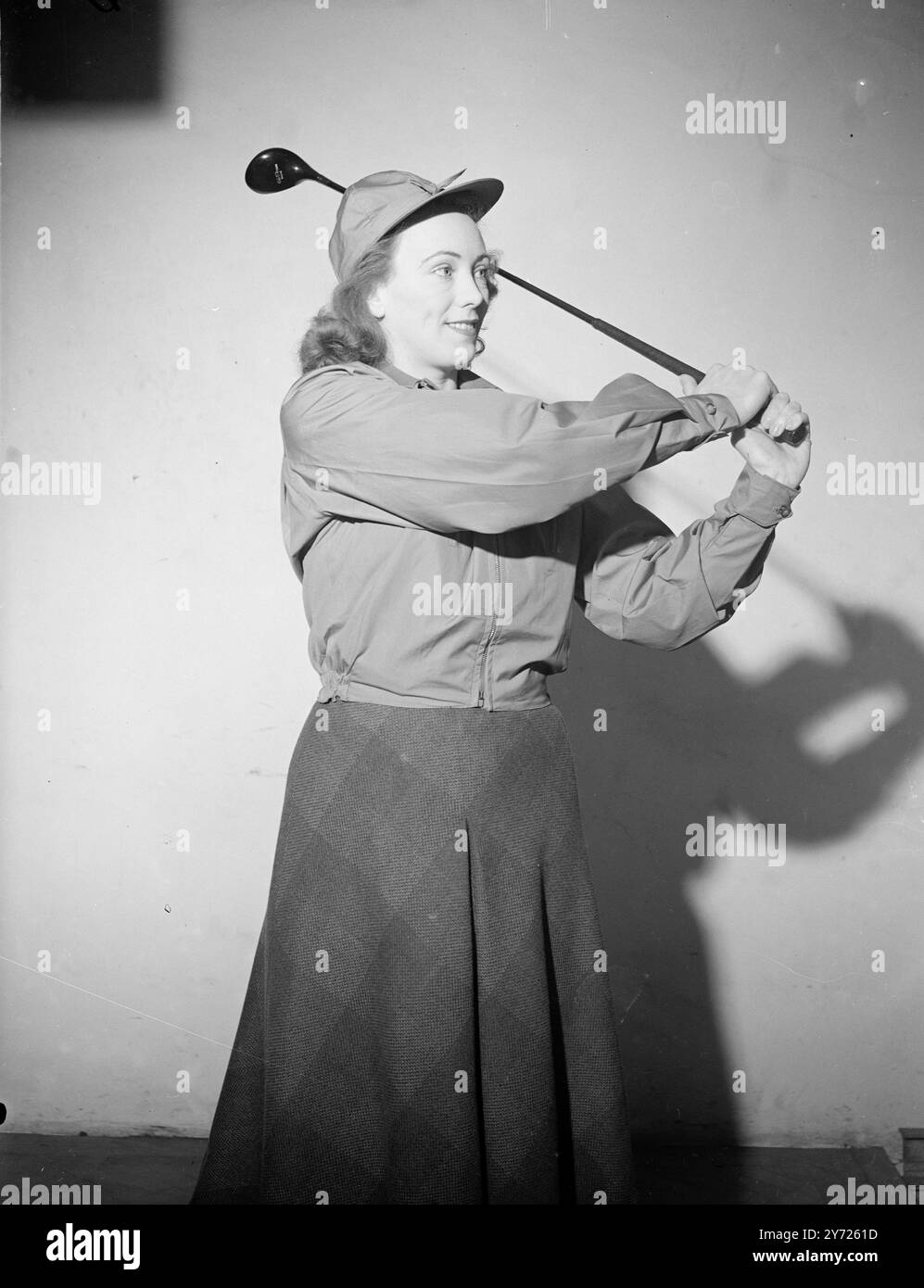 Feiertagsparade. Führende britische Modehäuser haben ihr Talent gebündelt, um eine glamouröse Show von Urlaubsmode zu bieten, die Sie auf der „Health and Holidays Exhibition“ sehen werden, die am 23. Februar in Earls Court eröffnet wird Hier sind einige der Modelle, die heute Morgen in London gezeigt werden und die neuesten Kostüme für eine Vielzahl von Sportarten zeigen. 16. Februar 1948. Stockfoto