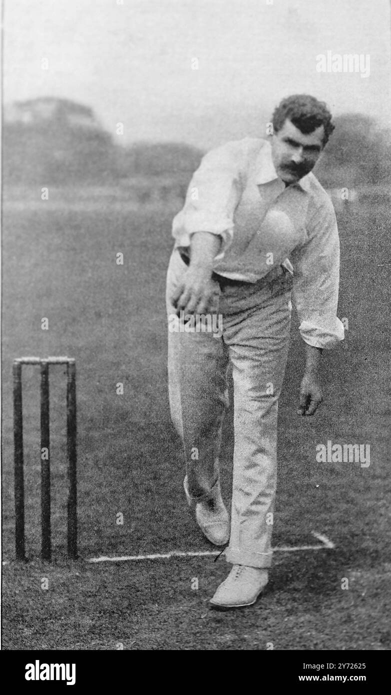 Bowling: Richardson auf seinem Follow-Through (Tom Richardson, der für Surrey und England spielte). Archival Sportfoto: Dieses Foto stammt aus einer Serie von Fotoabzügen von Cricketspielern aus der viktorianischen Zeit. Sie wurden 1897 veröffentlicht. Viele werden zum Zweck der Unterweisung gestellt. Stockfoto