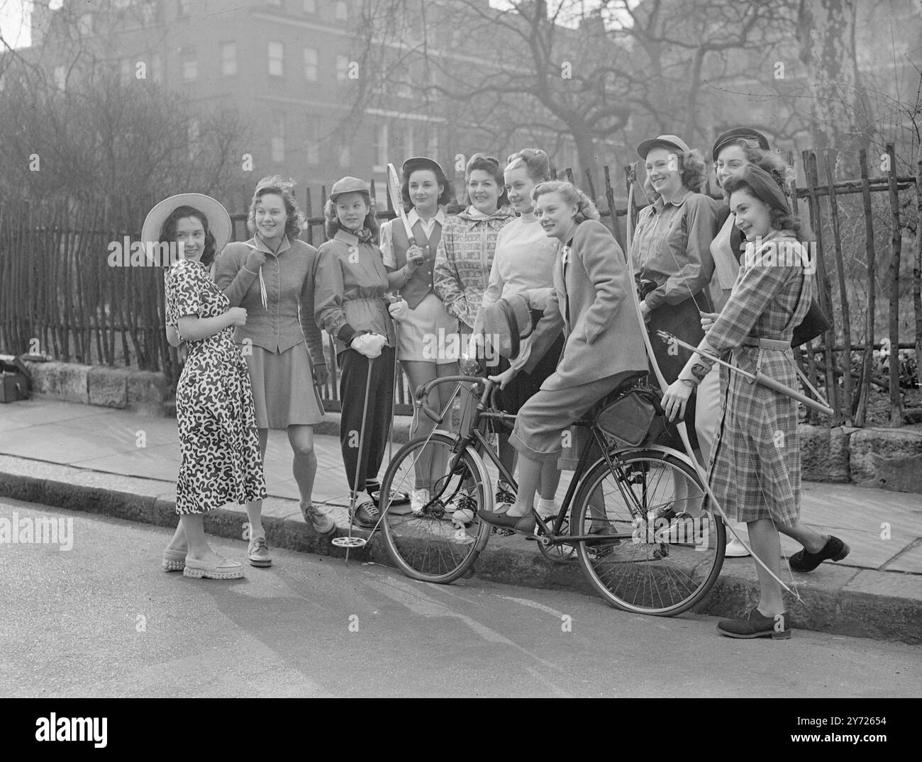 Feiertagsparade. Führende britische Modehäuser haben ihr Talent gebündelt, um eine glamouröse Show der Weihnachtsmode zu bieten, die Sie auf der "Health and Holidays Exhibition" sehen werden, die am 23. Februar in Earls Court eröffnet wird Hier sind einige der Modelle, die heute Morgen in London gezeigt werden und die neuesten Kostüme für eine Vielzahl von Sportarten zeigen. - - 16. Februar 1948. Stockfoto