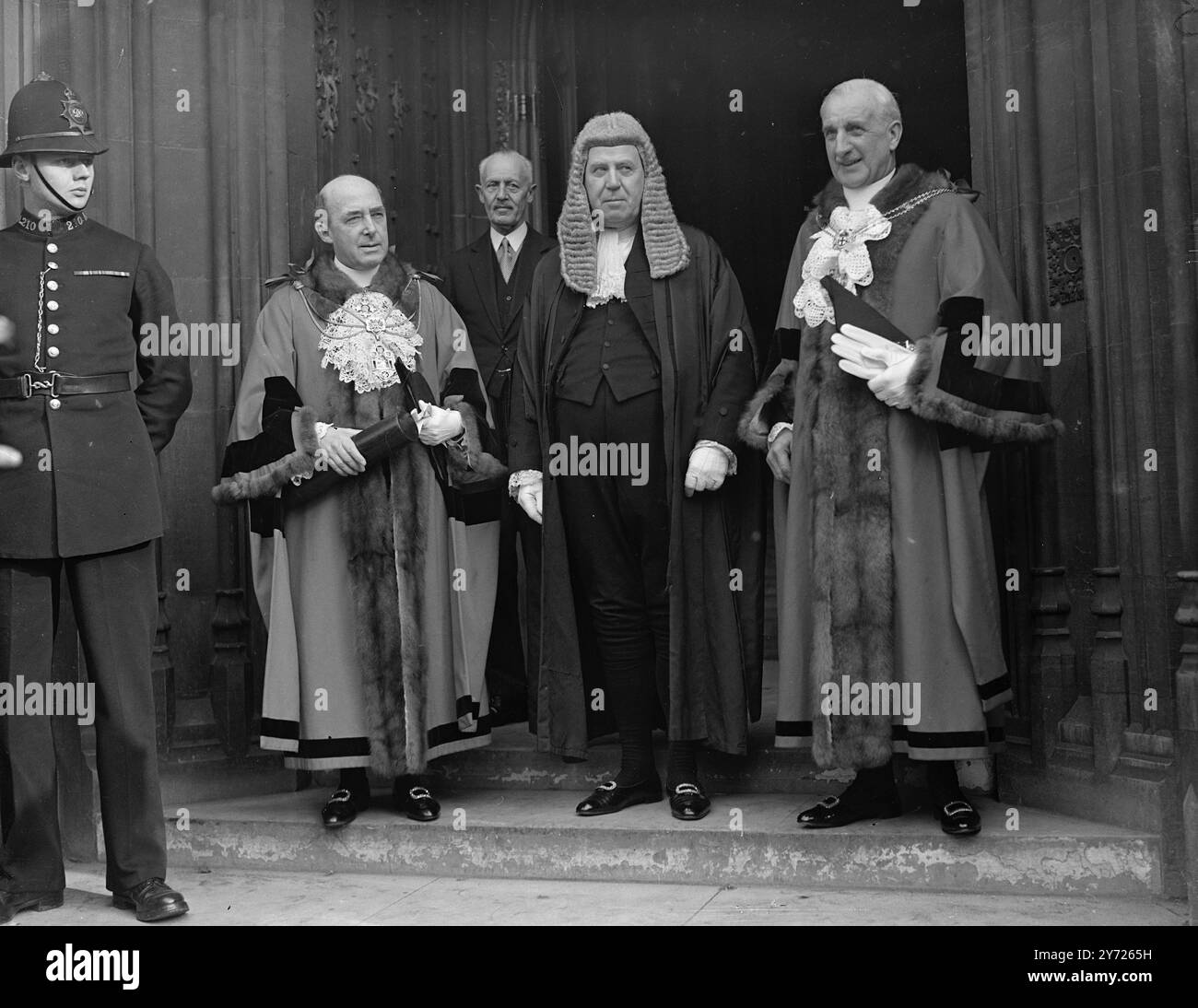 Formeller Protest. Die beiden Sheriffs der City of London fuhren heute (Montag) in ihrem scharlachroten, sabletrimmten Kleid in den Zustand des House of Commons, um ihr altes Recht, eine Petition an das Parlament zu richten, auszuüben. Die Stadt ist der einzige Ort in Großbritannien mit dem Recht und wurde in den letzten 100 Jahren nur zweimal ausgeübt. Das Thema des Protests der Stadt, der von Leslie Boyce, Senior Sheriff, und Junior Sheriff Mr. R. Christmas Hammet, präsentiert wird, sind bestimmte Bestimmungen zur Darstellung des Volksgesetzes. Mit dem Sheriff's wird die Stadterinnerung r Stockfoto