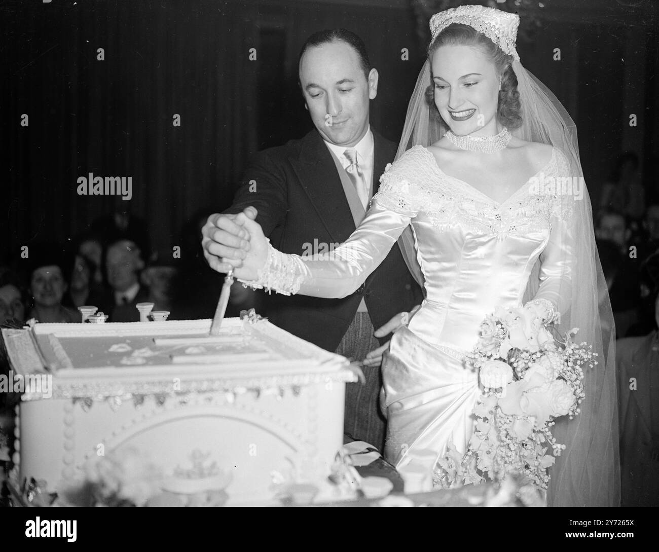 Wehen M.. P heiratet. Herr John Lewis, Labour M.. P for Bolton war heute Nachmittag (Dienstag) in der Hampstead Synagoge in London mit Miss Joy Jocille Fletcher verheiratet, die einzige Tochter von Mr. Und Mrs. Horace Fletcher aus Finchley Road, NW. Herr Lewis, der 33 Jahre alt ist, ist Direktor von Rubber Improvement, Ltd. Und ist Miterfinder eines Verfahrens zur Rückgewinnung von Gummi. Er wurde in London geboren und ist ein freier Mann der Carmen Company. Als Sponsor der Boxenmeisterschaften des Kohleverbandes führte er kürzlich einen erfolgreichen Angriff auf das Boxbrett für die Überarbeitung des Farbbalkens in Britis an Stockfoto