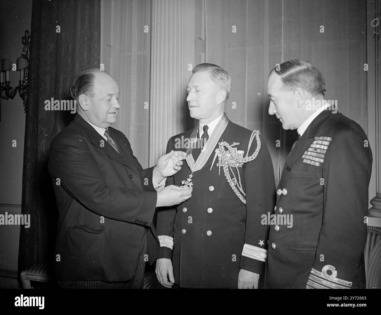 Ausländische Marineoffiziere Bei Der Admiralität Geehrt. Der erste Lord der Admiralität, Viscount Hall, überreichte heute Abend (Dienstag) britische Auszeichnungen an eine Reihe ausländischer Marineoffiziere. Der Marineoffizier der Vereinigten Staaten, Frankreichs, Norwegens und Griechenlands erhielt die C. B. E. (Militärdivision), und die O. B. E. (Militärdivision) wurde zwei französischen Marineoffizieren für Dienste während der Mauer vorgestellt. Das Bild zeigt: Viscount Hall platziert die C. B. E auf Commodore Tully Shelley, US Naval Attache in London er erhielt die Auszeichnung für seine Dienste für den alliierten Geheimdienst während der WA Stockfoto