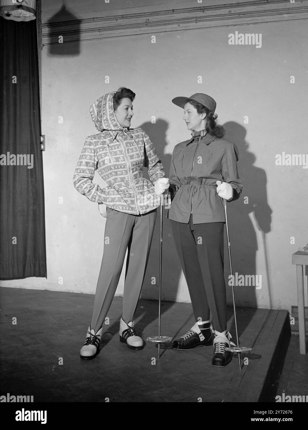 Feiertagsparade. Führende britische Modehäuser haben ihr Talent gebündelt, um eine glamouröse Show von Urlaubsmode zu bieten, die Sie auf der „Health and Holidays Exhibition“ sehen werden, die am 23. Februar in Earls Court eröffnet wird Hier sind einige der Modelle, die heute Morgen in London gezeigt werden und die neuesten Kostüme für eine Vielzahl von Sportarten zeigen. 16. Februar 1948. Stockfoto