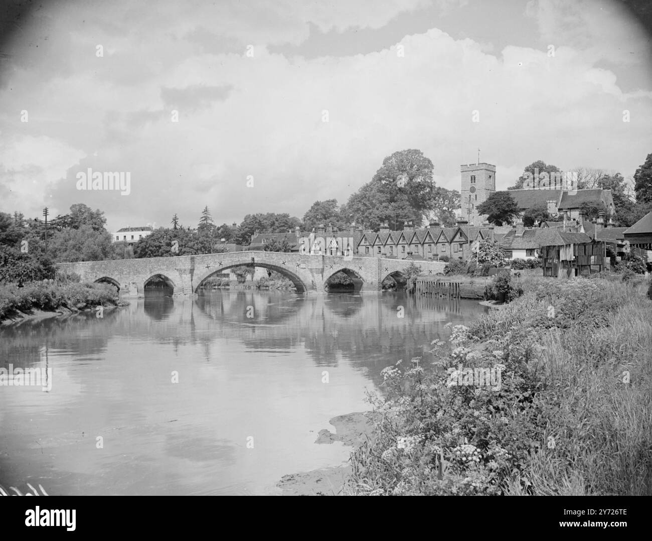 Die alte Steinbrücke über den Medway in Aylesford, Kent, bildet den Mittelpunkt dieses Bildes, wo die Kirche und die Häuser im alten Stil am Wasser zusammendrängen. Aylesford ist berühmt für sein Kit's Coty House und die unzähligen Steine sowie für seine Überreste eines Karmeliterklosters aus dem 13. Jahrhundert. März 1948 Stockfoto