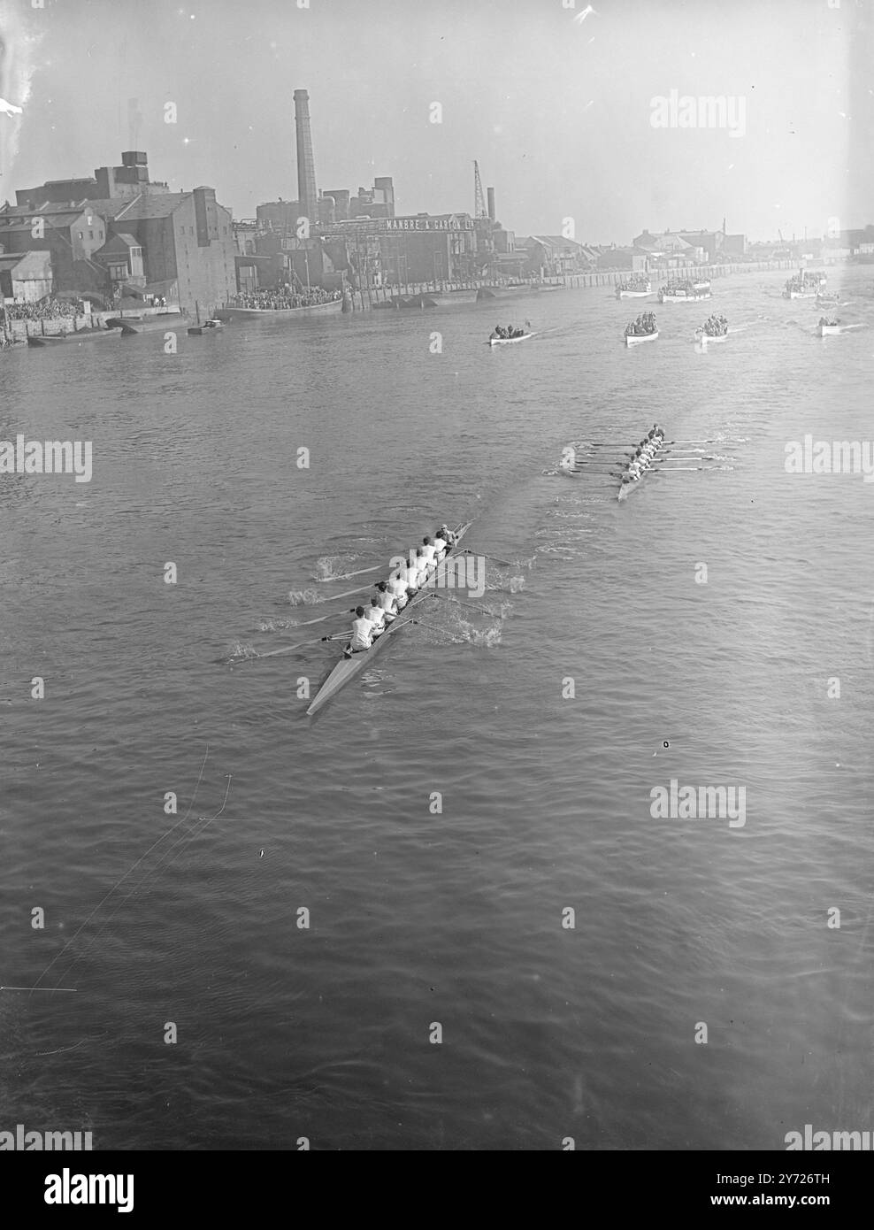 Heute (Samstag) säumten die Massen der Osterferien den Putney-nach-Mortlake-Kurs, um Londons größte Show zu erleben, das 94. Inter-Varsity-Bootsrennen zwischen Oxford und Cambridge. Das Bild zeigt: Der weite Flusslauf an der Hammersmith Bridge wird deutlich als der Light Blues mit 1 1/2 Längen geführt. In der Rekordzeit von 17 Minuten und 50 Sekunden siegten sie weiter. März 1948 Stockfoto