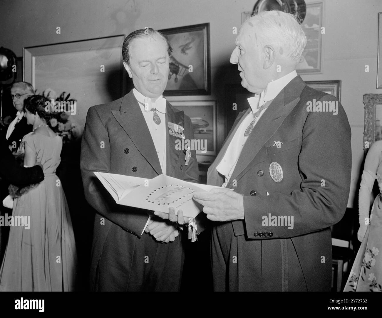 Heute Abend um 7:15 Uhr sahen Millionen von Fernsehzuschauern in und um London die Geburt einer neuen Ära in der Fernsehgeschichte in Großbritannien, als das unabhängige Fernsehen zum ersten Mal in die Sendung kam . Der Ort für die historische Veranstaltung Guildhall im Herzen der City of London , wo ein Eröffnungsbankett abgehalten wurde . An der Veranstaltung nahmen viele Berühmtheiten Teil , darunter der Oberbürgermeister Sir Seymour Howard , der Postmeister General Dr Charles Hill und der Vorsitzende der Independent Television Authority Sir Kenneth Clark . 22. September 1955 Stockfoto