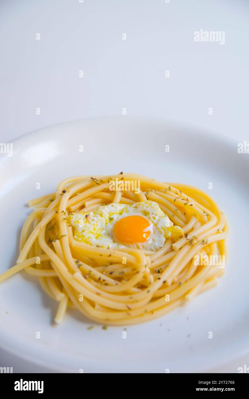 Gebratenes Wachtelei in einem Spaghetti-Nest. Stockfoto