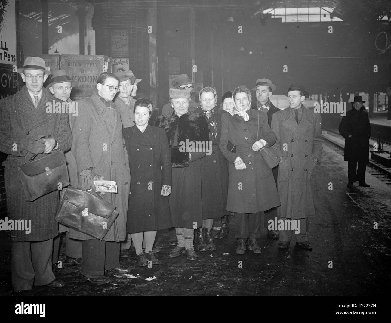 Deutsche Lehrer Kommen Nach Großbritannien. Deutsche Lehrerinnen und Lehrer kamen heute Morgen, Samstag, aus der britischen Zone in Liverpool Street Station an. Sie werden an Kursen teilnehmen, die vom British Council organisiert werden, die ein allgemeines Bild vom heutigen Leben in Großbritannien vermitteln werden. Das Bild zeigt: Einige der Männer und Frauen Lehrer, die heute Morgen am Bahnhof Liverpool Street bei ihrer Ankunft abgebildet wurden. 21. Februar 1948. Stockfoto