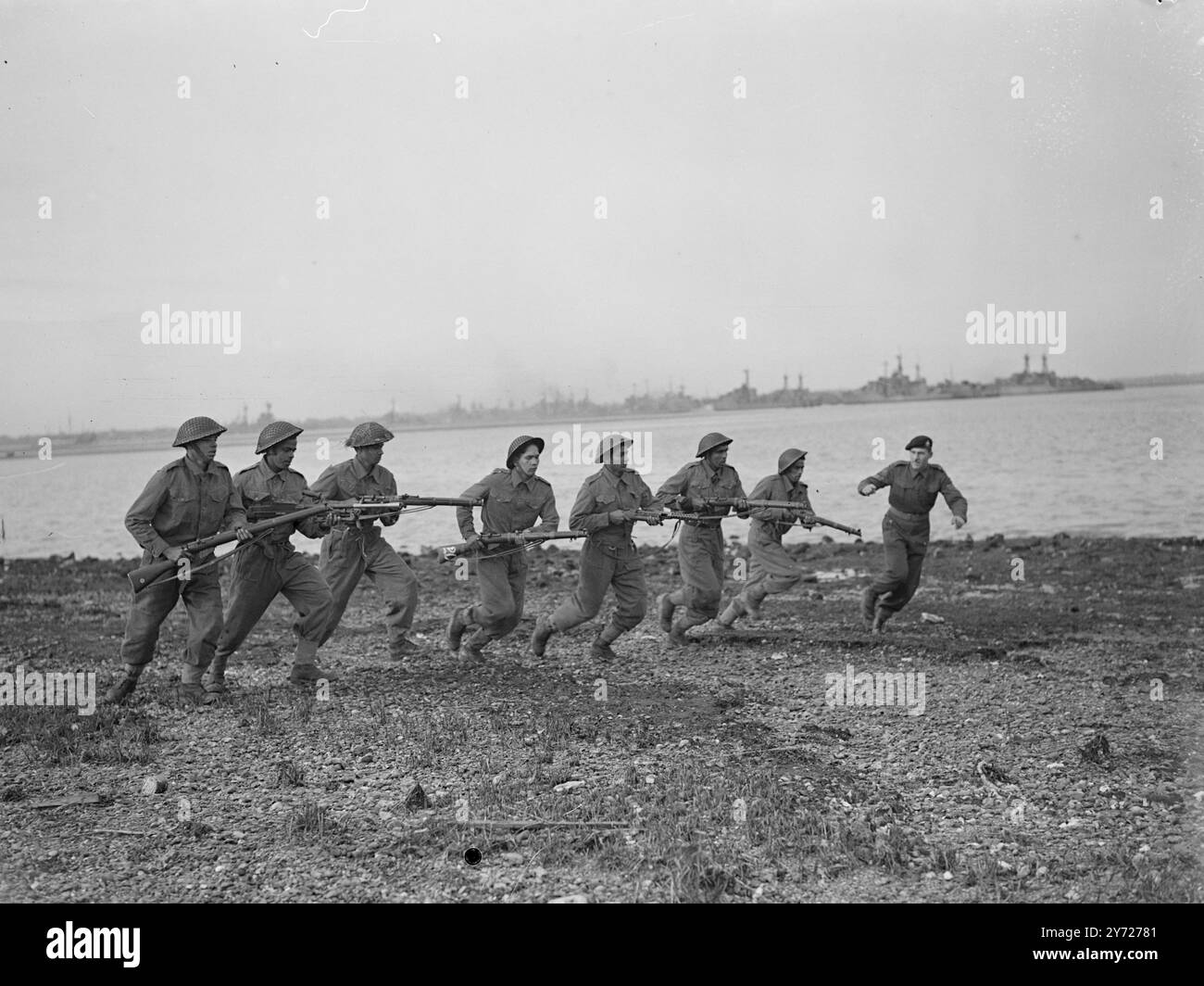Indian Naval Men trainieren, um „Achilles“-Offiziere und Offiziere der indischen Marine zu übernehmen, die sich in England befinden, um schließlich den Kreuzer HMS zu übernehmen Achilles absolvieren Kurse bei einem humber of Royal Naval Establishments im Vereinigten Königreich, bevor das Schiff in Betrieb genommen wird. Zurzeit befinden sich einige von ihnen in Portsmouth, wo sie Kanonenschießen und bewaffneten Kampf auf dem „Trockenlandschiff“, HMS Excellent, lernen. Das Bild zeigt: Ein bewaffneter Angriff der indischen Marine bei HMS Excellent. Die Männer stehen unter der Anweisung von Sgt. A. R Claydon DSM Royal Marines auf der rechten Seite. 23. Februar 1948 Stockfoto