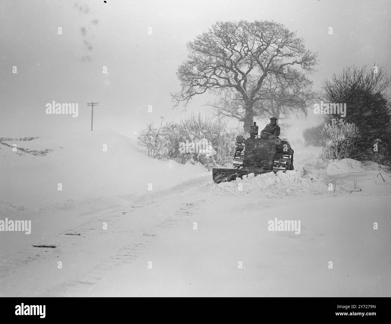 Schnee Bindet Den Verkehr: Planierraupen Aus. Der Schnee in den Londoner Vororten und der immer noch stark abfallende Schnee sorgten dafür, dass die Straßen immer unpassierbarer wurden. In den Gebieten Addington und Shirley in Surrey wurden Bullendozer in Betrieb genommen, um die Straßen offen zu halten. 21. Februar 1948. Stockfoto