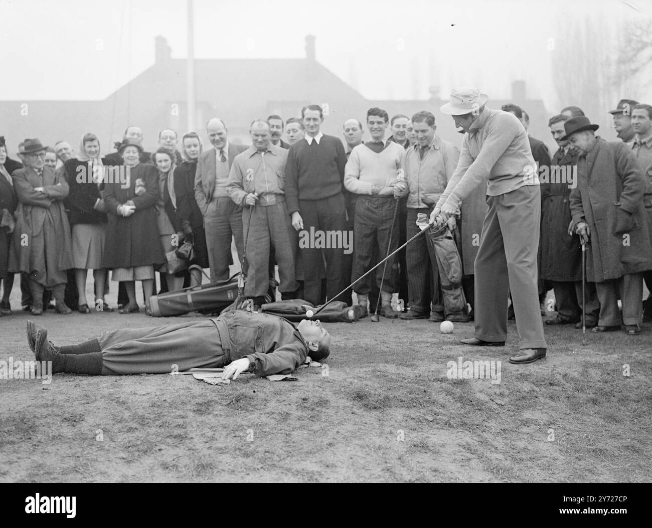 Abschlagszeit Für Danny. „Wonder-man“ Danny Kaye gibt Golfsieger Dai Rees heute Morgen (Dienstag) einige Tipps, wie man im South Herts Golf Club eine Tasse Abschlag „einlochen“ kann. Danny war Mitglied des Palladium Golf Teams, das die Arsenal Spieler in einem Match im Totteridge Club traf. März 1948 Stockfoto