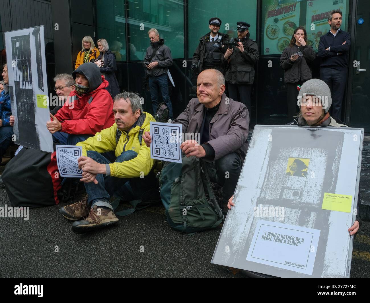 London, Großbritannien, 27. September 2024. Umweltaktivisten versammelten sich, um vor dem Southwark Crown Court eine politische Gefangenenausstellung zu präsentieren, während der Verurteilung von zwei Just Stop Oil-Demonstranten, die in der National Gallery Suppe über Van Goghs Sonnenblumen-Gemälde geworfen hatten. Reihen von Aktivisten hielten Bilder politischer Gefangener in der Vergangenheit und Gegenwart für die Bürger bereit, um sie zu feiern, um die Demokratie zu verteidigen. Quelle: Eleventh Photography/Alamy Live News Stockfoto