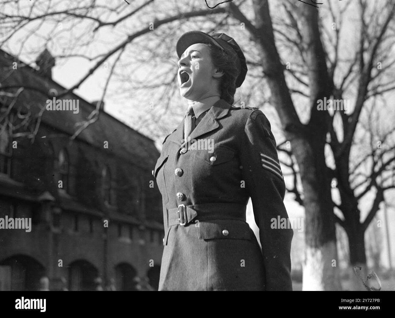 „Auf der rechten Seite“ bei Wrac Sandhurst. Offiziere des Royal Army Corps der Frauen von morgen kommen direkt von der Civvy-Straße in das neue Sandhurst für Frauen am alten Imperial Service College, Windsor. Der erste Kurs soll am 5. März beginnen, die WRAC, OCTU wird von Lady Margaret Bowyer-Smith kommandiert. Das Bild zeigt: Im traditionellen Stil gibt ein WRAC Sergeant das Kommando bei WRAC OCTU, Windsor. 28. Februar 1948 Stockfoto