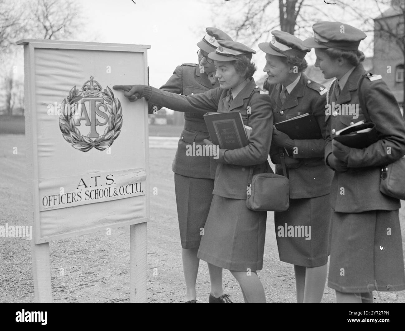 „Auf der rechten Seite“ bei Wrac Sandhurst. Offiziere des Royal Army Corps der Frauen von morgen kommen direkt von der Civvy-Straße in das neue Sandhurst für Frauen am alten Imperial Service College, Windsor. Der erste Kurs soll am 5. März beginnen, die WRAC, OCTU wird von Lady Margaret Bowyer-Smith kommandiert. 28. Februar 1948 Stockfoto