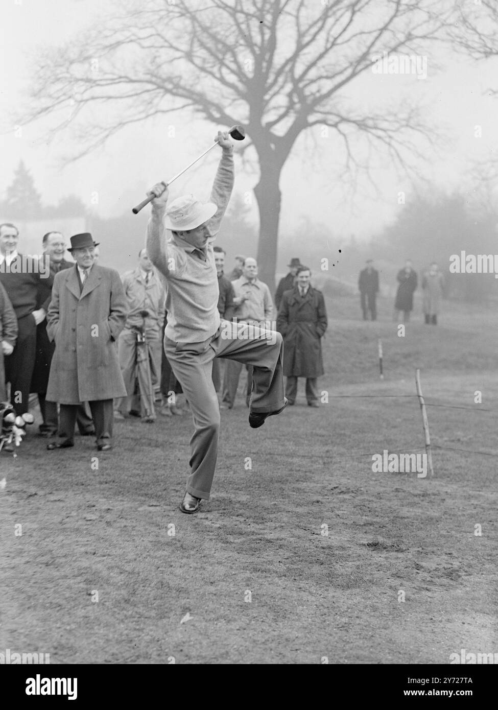 Abschlagszeit Für Danny. „Wonder-man“ Danny Kaye gibt Golfsieger Dai Rees heute Morgen (Dienstag) einige Tipps, wie man im South Herts Golf Club eine Tasse Abschlag „einlochen“ kann. Danny war Mitglied des Palladium Golf Teams, das die Arsenal Spieler in einem Match im Totteridge Club traf. März 1948 Stockfoto