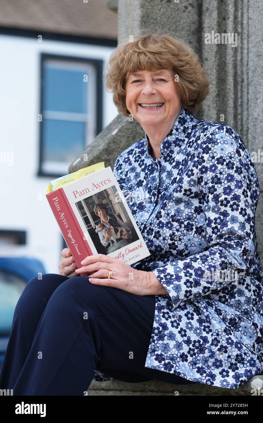 Wigtown, Dumfries and Galloway, Schottland – Freitag, den 27. September 2024 – Eröffnungstag des diesjährigen Wigtown Book Festivals – die Dichterin und Autorin Pam Ayres blickt auf ihre Karriere zurück – das Wigtown Book Festival findet bis Sonntag, den 6. Oktober 2024 statt – Foto Steven May / Alamy Live News Stockfoto